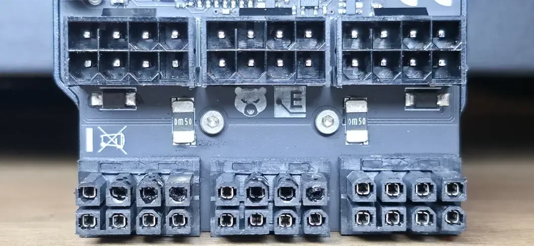 Przypadek stopionych złączy 8-pin w adapterze Thermal Grizzly WireView. Producent wszczyna dochodzenie