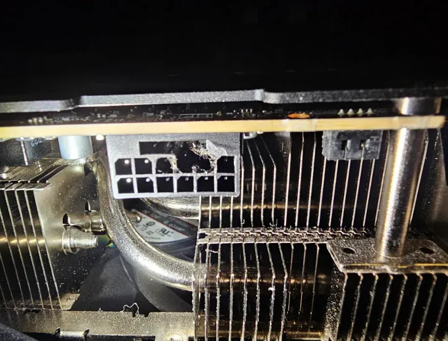 Wypalona dziura w złączu GeForce RTX 5090 po godzinie w grze indie
